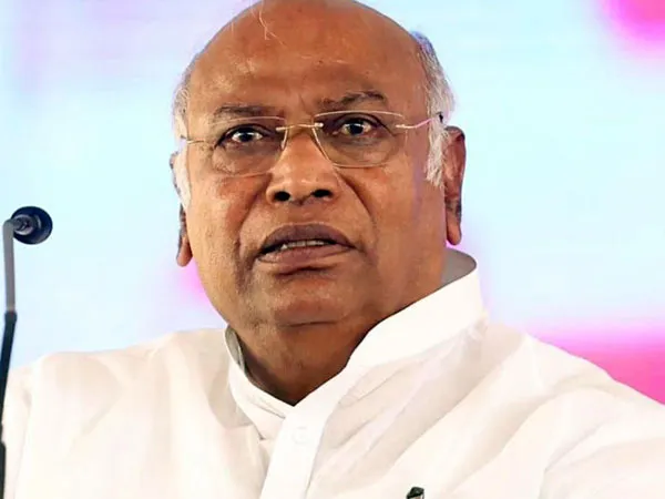 মহিলাদের সোনা বন্ধক রেখে ঋণ নিতে বাধ্য করছেন মোদি, আক্রমণ মল্লিকার্জুন খাড়্গের