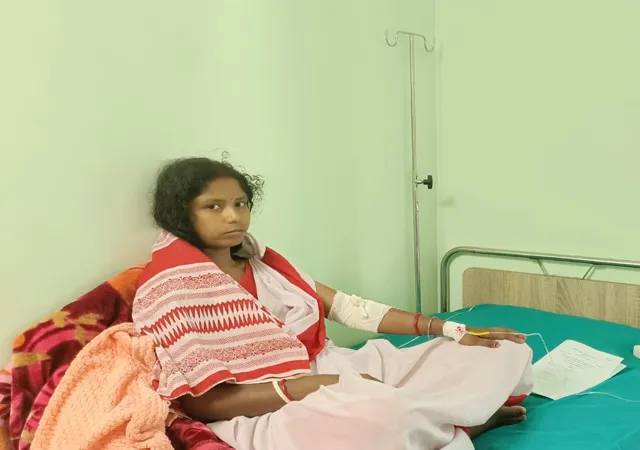 দুর্ঘটনায় জখম, হাসপাতালে বসেই পরীক্ষা দিলেন এক পরীক্ষার্থী, পশ্চিম মেদিনীপুরের বেলদার ঘটনা
