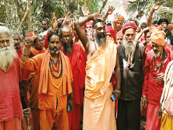 দ্বারকার দূষণ-রোধ প্রকল্পে বাধা বিজেপির, ক্ষুব্ধ সাধুরা, উত্তেজনা তারাপীঠে