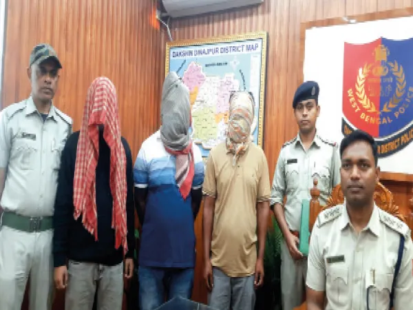 বাংলাদেশিকে জাল নথি তৈরিতে সাহায্য, হিলিতে পুলিসের জালে ব্যাঙ্ককর্মী সহ ৩