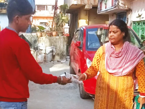 ভোরে খবরের কাগজ বিক্রি সেরে উচ্চ মাধ্যমিক দিতে ছুটছেন অমিত