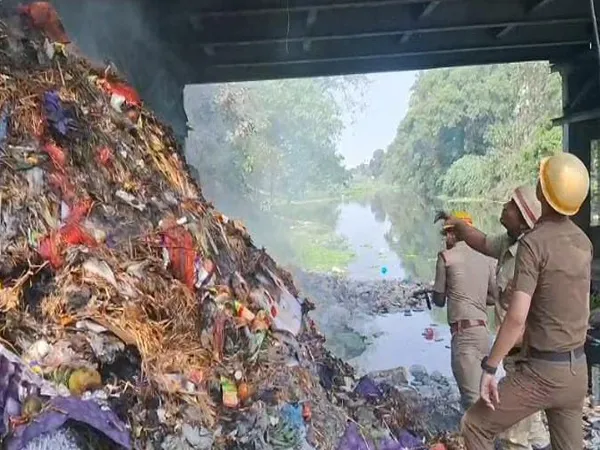 জলপাইগুড়ি শহরের দিনবাজারে আগুন, ঘটনাস্থলে দমকল