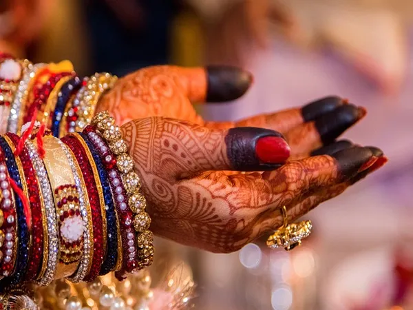 আমন্ত্রিত কনেপক্ষকে টিপ্পনি, অপমান, প্রতিবাদে বউভাত ছেড়ে বাপের বাড়ি ‘দাবাং’ বধু