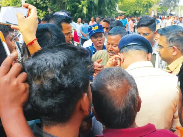শিশুমৃত্যুতে তুলকালাম, চিকিৎসায় ‘গাফিলতি’! বাস ভাঙচুর