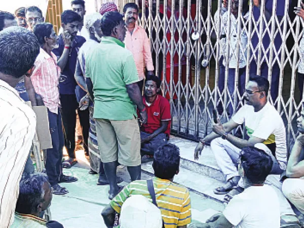 পুরসভায় তালা ক্ষুব্ধ ব্যবসায়ীদের, হাতুড়ি দিয়ে ভেঙে ঢুকলেন প্রধান