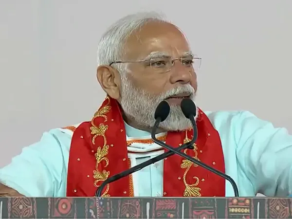 গুজরাতের সুরাতে বক্তব্য রাখছেন প্রধানমন্ত্রী নরেন্দ্র মোদি