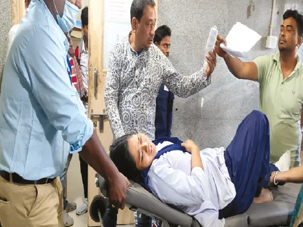 দুর্ঘটনায় ভাঙল পরীক্ষার্থীর পা, রেফার হলেন কলকাতায়