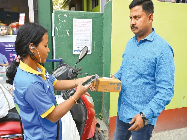 পার্সেল ডেলিভারি করে জীবন সংগ্রাম রায়গঞ্জের নমিতার
