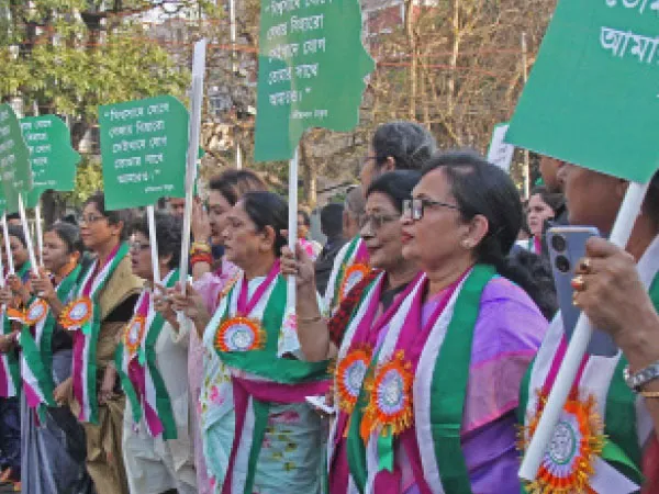 মাথা উঁচু করে চলার সাহস এবং লড়াই করার সংকল্প, নারী দিবসে বার্তা মমতার