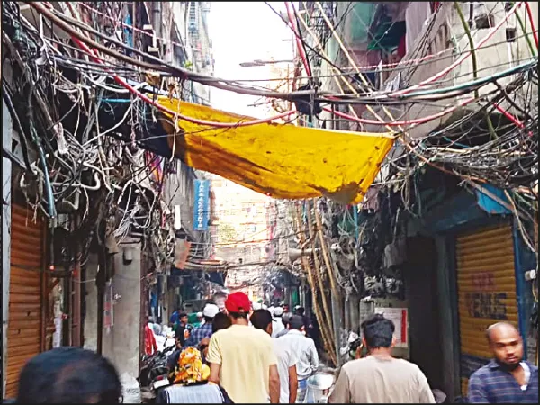 রাজাবাজারে অলিগলি থেকে তারের জঞ্জাল সরানো শুরু, দুর্ঘটনার আশঙ্কা কমায় স্বস্তি