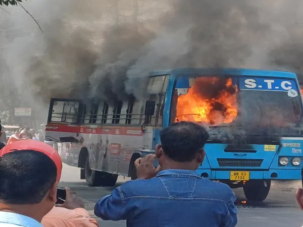 ময়নাগুড়িতে চলন্ত বাসে আগুন, আহত একাধিক, চাঞ্চল্য