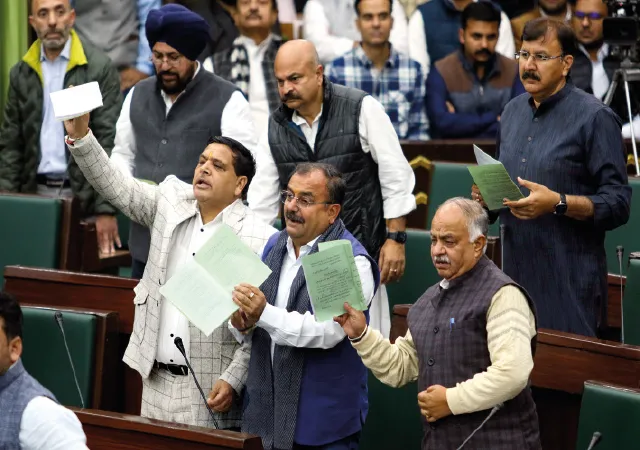 রমজান মাসে গুলমার্গে ফ্যাশন শো, অশ্লীলতার অভিযোগ তুলে উত্তপ্ত জম্মু-কাশ্মীর বিধানসভা