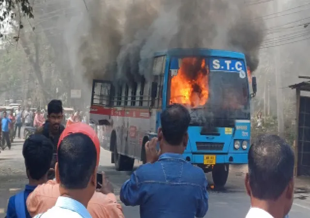 চলন্ত সরকারি বাসে আগুন, জানালা দিয়ে নেমে প্রাণরক্ষা