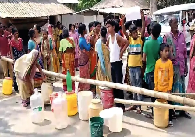 পানীয় জলের দাবিতে তিনঘণ্টা বালুরঘাট রাজ্য সড়ক অবরোধ