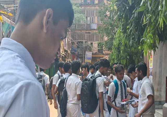 উচ্চমাধ্যমিক পরীক্ষা: মহেশ্বরী  হাই স্কুলে পরীক্ষার্থীরা
