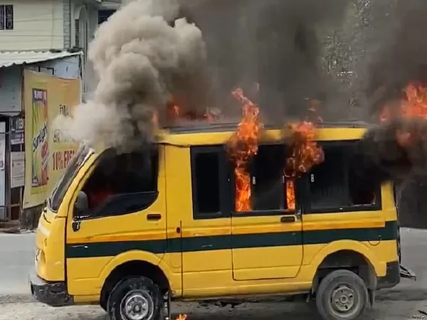পুলকারে আগুন, বরাতজোরে রক্ষা, দাউ দাউ করে জ্বলল গাড়ি, আতঙ্কে কাঁদল পড়ুয়ারা