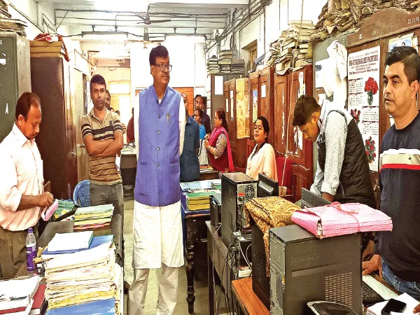 নির্দিষ্ট সময়েও গরহাজির কোচবিহার পুরসভার বহু কর্মী, হঠাৎ ঢুঁ মেরে দেখলেন চেয়ারম্যান রবি
