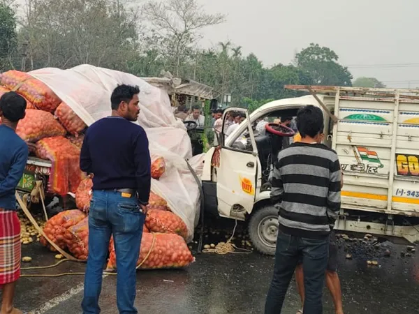 আলু বোঝাই গাড়ির সঙ্গে পিকআপ ভ্যানের সংঘর্ষ, গুরুতর জখম ২