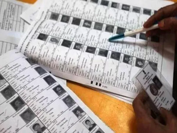 কাটোয়ায় ‘বাবা’ বিভ্রাট, দুই বাংলাদেশিও ভোটার
