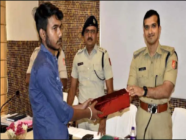 খুনে অভিযুক্তকে ধরিয়ে দিয়ে বাগনানে পুরস্কৃত পাঁচ যুবক