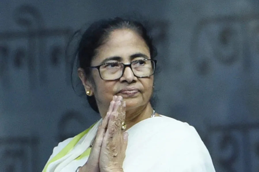 ধনধান্য অডিটোরিয়ামে রঙের উৎসবে সম্প্রীতির বার্তা দিলেন মুখ্যমন্ত্রী