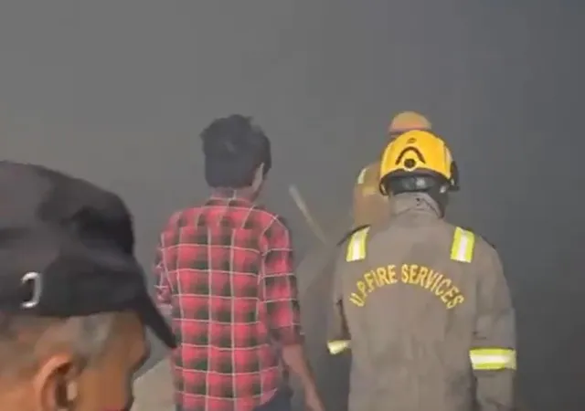 উত্তরপ্রদেশের নয়ডা ৬৩ সেক্টরে একটি কাপড় তৈরির কারখানায় অগ্নিকাণ্ড, ঘটনাস্থলে পৌঁছেছে দমকলের একাধিক ইঞ্জিন