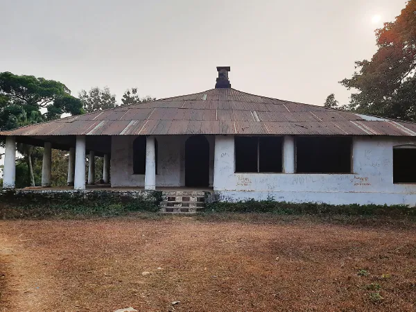 পানিঘাটা পাহাড়ের কোলে বড়াকোঠি বাংলো বেহাল, অবহেলিত ব্রিটিশ আমলের স্থাপত্য