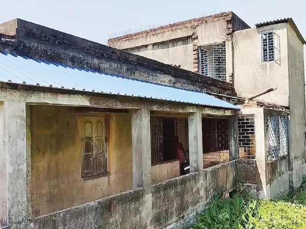 দুই শিক্ষিকা নিয়ে চলা স্কুলে কমছে ছাত্র, মিড ডে মিলে পড়ুয়াদের ভাগে জোটে বিস্কুট