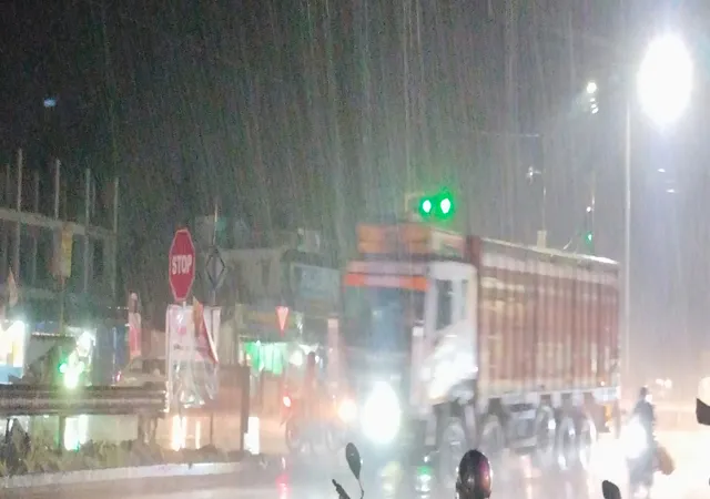 হলদিয়ায় বজ্রবিদ্যুৎ সহ প্রবল বৃষ্টি