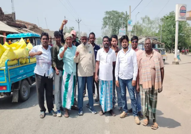 বাঁধ রোডে ভারী গাড়ি চলাচলের দাবিতে বিক্ষোভ ব্যবসায়ীদের