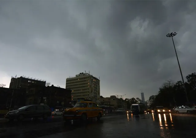 আগামী ২০-২২ মার্চ গোটা রাজ্যজুড়েই বজ্রবিদ্যুৎ সহ ঝড়-বৃষ্টির পূর্বাভাস জারি করল আলিপুর আবহাওয়া দপ্তর
