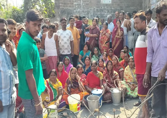 কুলটিতে পানীয় জলের সঙ্কট, রাস্তা অবরোধ করে বিক্ষোভ দেখালেন বাসিন্দারা