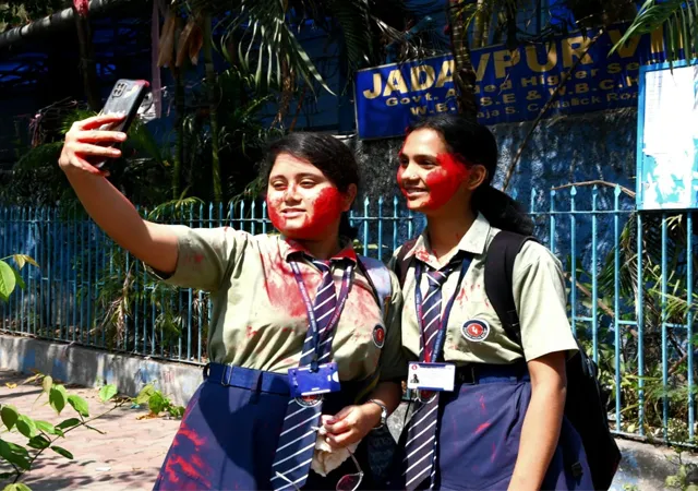 উচ্চমাধ্যমিক পরীক্ষা শেষে যাদবপুরে সেল্ফি তুলছেন দুই পরীক্ষার্থী