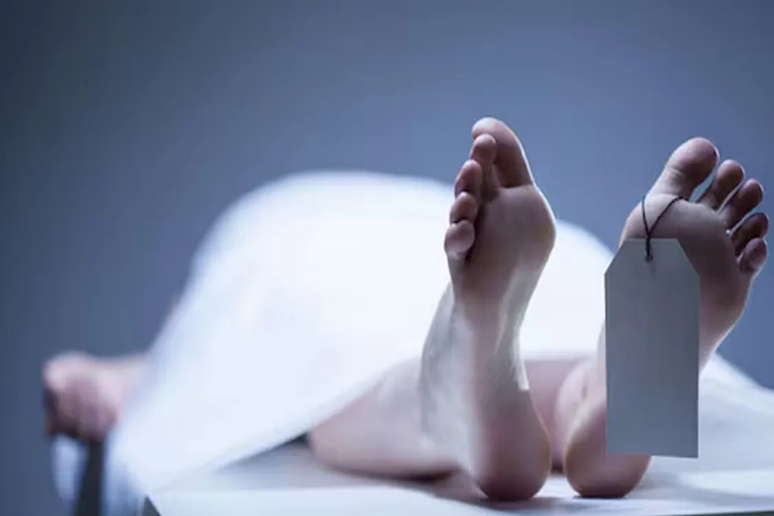 শ্রমিক আবাসে বৃদ্ধার পচাগলা দেহ, পাশের ঘরে নির্লিপ্ত ছেলে