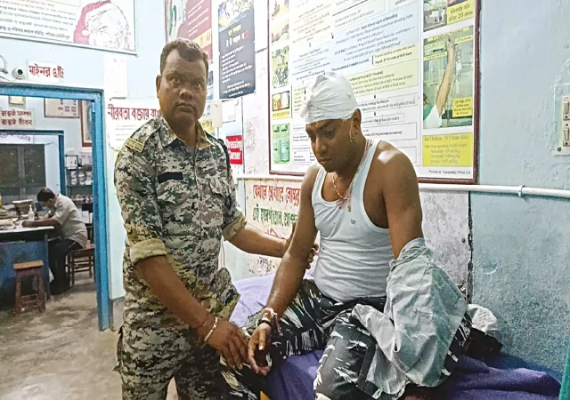 পুলিস-জনতা  সংঘর্ষ ২ কনস্টেবল সহ জখম ৩০