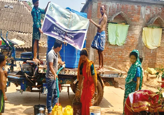 দু’দিন বিদ্যুৎহীন টর্নেডো বিধ্বস্ত ৪ ব্লক, পানীয় জলের তীব্র সঙ্কট