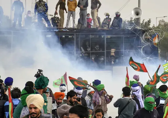 আন্দোলনরত একদল কৃষকদের আটক করল পাঞ্জাব পুলিস