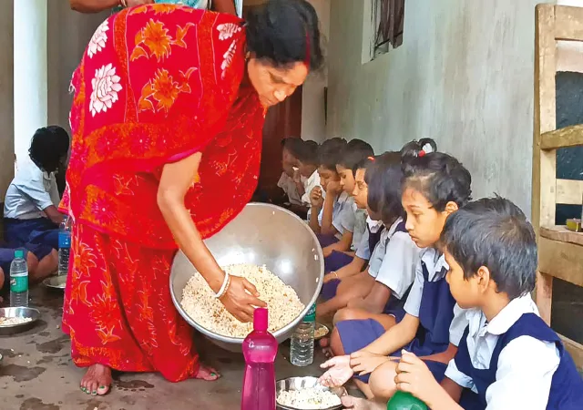 ঝাড়গ্রামের স্কুলে মিড ডে মিলে মুড়ি চানাচুর খাওয়ানো হল পড়ুয়াদের