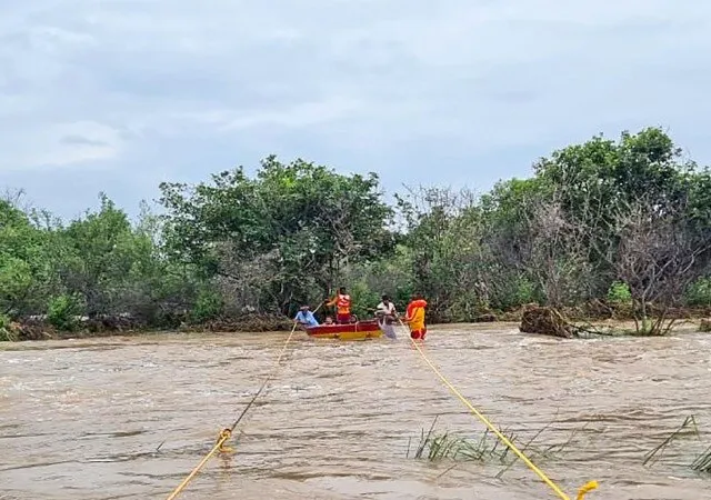 জোয়ার এলেই ঢুকছে নোনা জল ভাঙা নদী বাঁধ মেরামতের দাবি