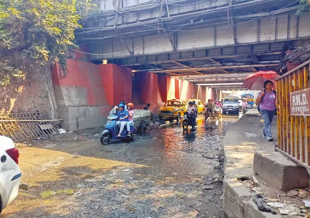 তীব্র গরমেও জলবন্দি দমদমের আন্ডারপাস