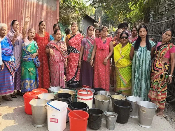 জলের দাবিতে ময়নাগুড়ির নেতাজিপাড়া এলাকায় স্থানীয়দের বিক্ষোভ, ঘটনাস্থলে এলেন স্থানীয় পঞ্চায়েত সদস্য