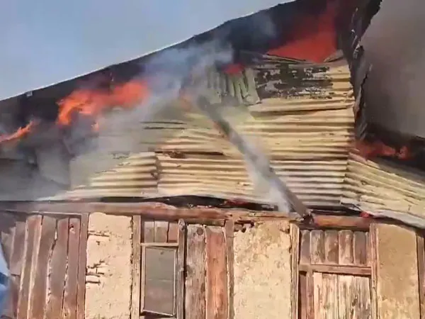 জম্মু ও কাশ্মীরের অনন্তনাগ এলাকার কাদিপোরায় একাধিক বাড়িতে অগ্নিকাণ্ড, আতঙ্ক