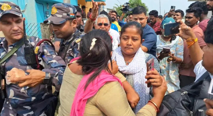 বিক্ষোভের মুখে অভব্য দিলীপ,  মহিলাদেরও তুমুল গালিগালাজ