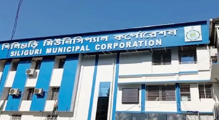 শিলিগুড়িতে পথবাতি রক্ষণাবেক্ষণে বিদ্যুতের খুঁটিতে জিও ট্যাগিং পুরসভার