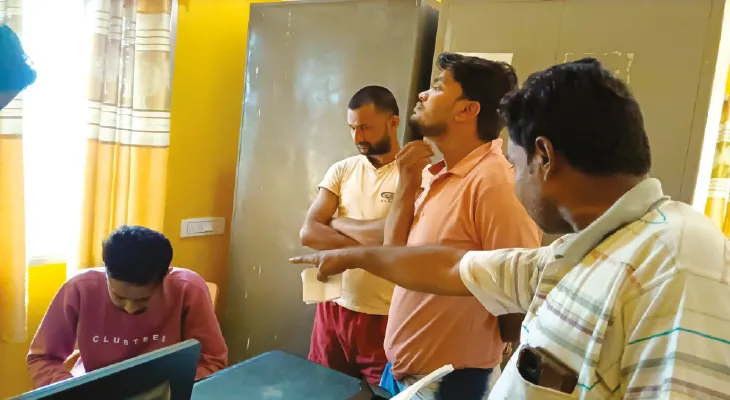 নিয়মিত অফিসে আসেন না সহায়ক, ঘিরে ধরে বিক্ষোভ