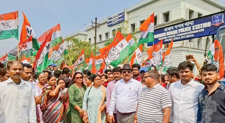 অন্ধকারে দল, বিতর্কে মেয়র পরিষদ সদস্য, ঝান্ডা নিয়ে থানায় বিক্ষোভ দিলীপের