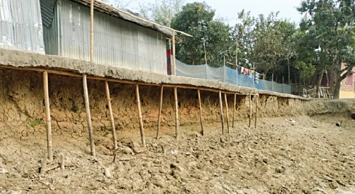 ধসের আশঙ্কা, পুকুর পাড়ে গার্ডওয়ালের দাবি