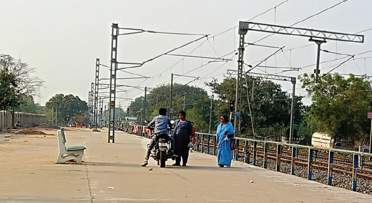 রাস্তা বেহাল, মালদহ কোর্ট স্টেশনের প্ল্যাটফর্মের উপর দিয়েই চলছে বাইক