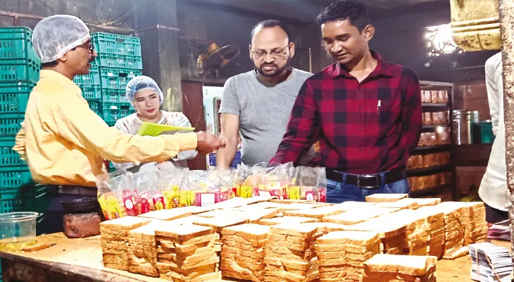 পাউরুটিতে আগাম ডেট দিয়ে প্যাকেজিং, হাতেনাতে ধরা পড়ল বেকারির কারচুপি