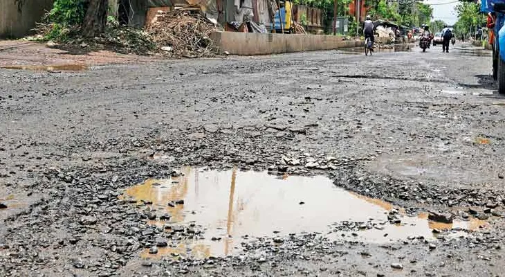 মাটির গাড়ির দাপাদাপি, বেহাল রাস্তা নিয়ে ক্ষোভ বাড়ছে হাবড়ায়